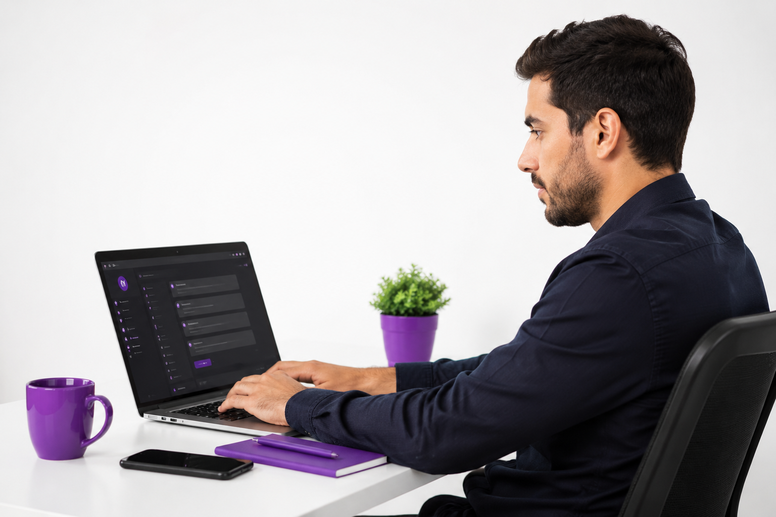 Advogado revisando documentos com assistente de IA customizado