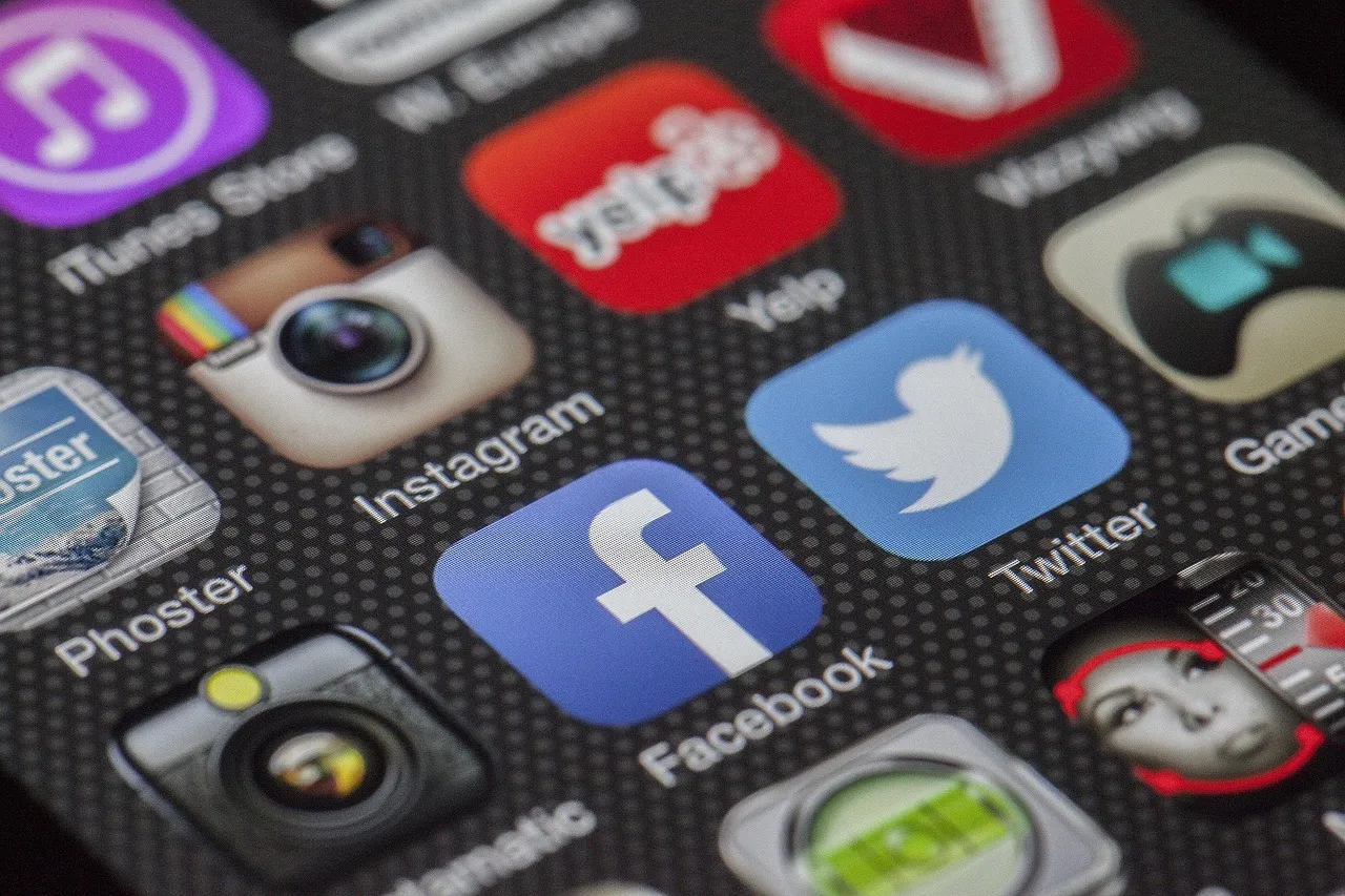 Smartphone mostrando ícones de aplicativos de redes sociais